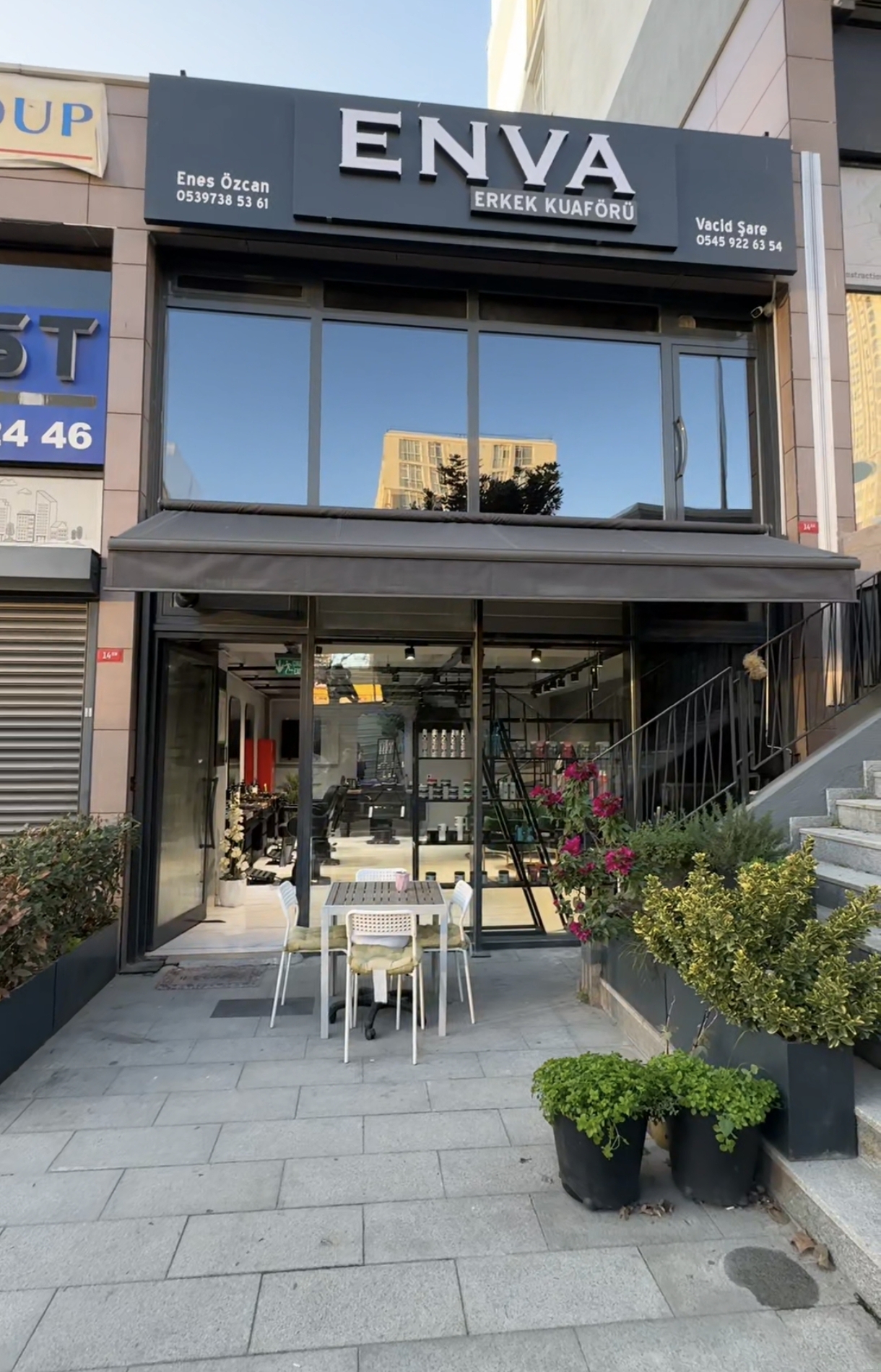 Enva Erkek Kuaförü — dükkân cephesi, tente ve çiçekli girişi