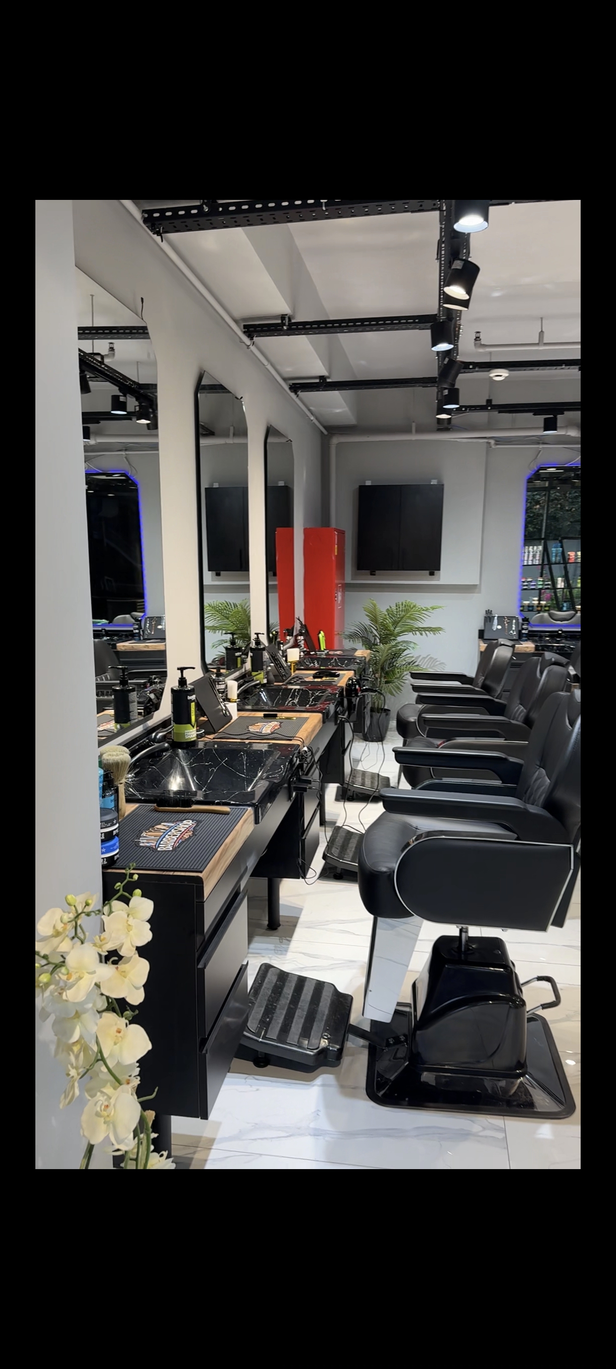 Salon içi — mermer lavabolar ve deri koltuklar