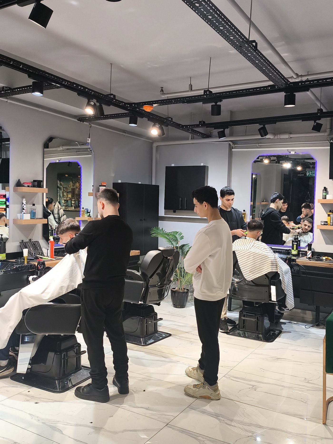 Salon genel görünüm — ekip iş başında